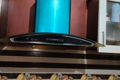 Auto-clean curved glass chimney over a kitchen counter