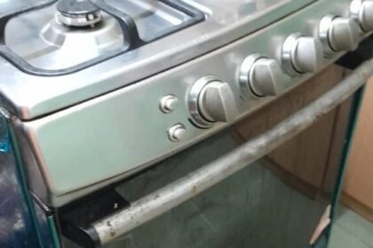 Gas cooking range with an oven, repaired