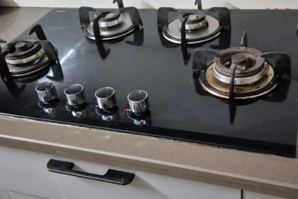 Four-burner black glass hob in a modular kitchen